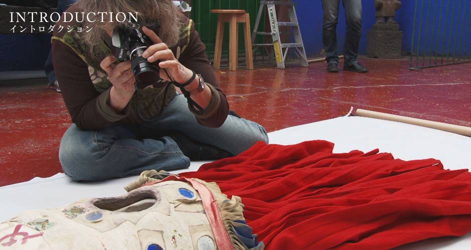 �h�L�������^���[�f��w�t���[�_�E�J�[���̈�i�bLegacy of FRIDA KAHLO�x�ēE�B�e�F���J���T�b���L�V�R�Ńt���[�_�E�J�[���̈�i�ɒ��ڂ����ʐ^�ƁE�Γ��s�̎p�ɔ���